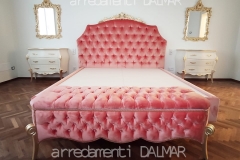 Stanza da letto personalizzata con letto imbottito rosa antico e panchetta contenitore in tinta